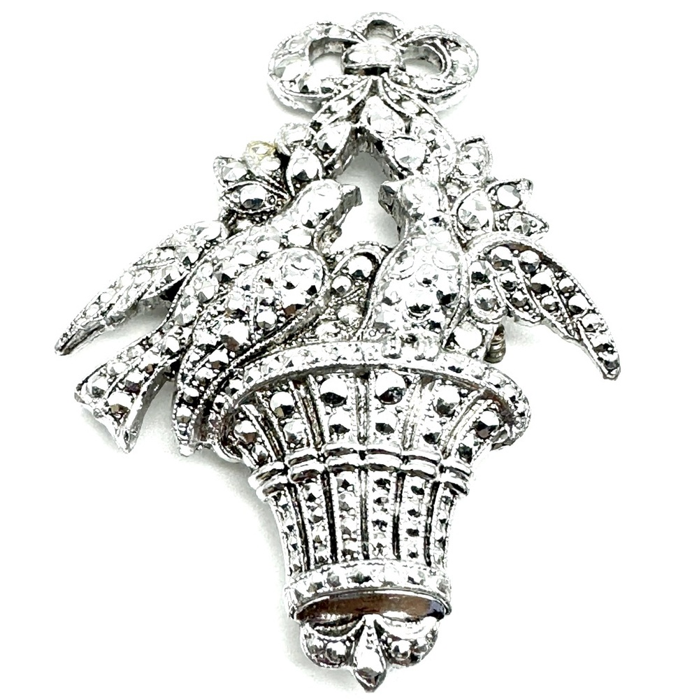 🩶 Adorable West Germany Eloxal brooch 🩶